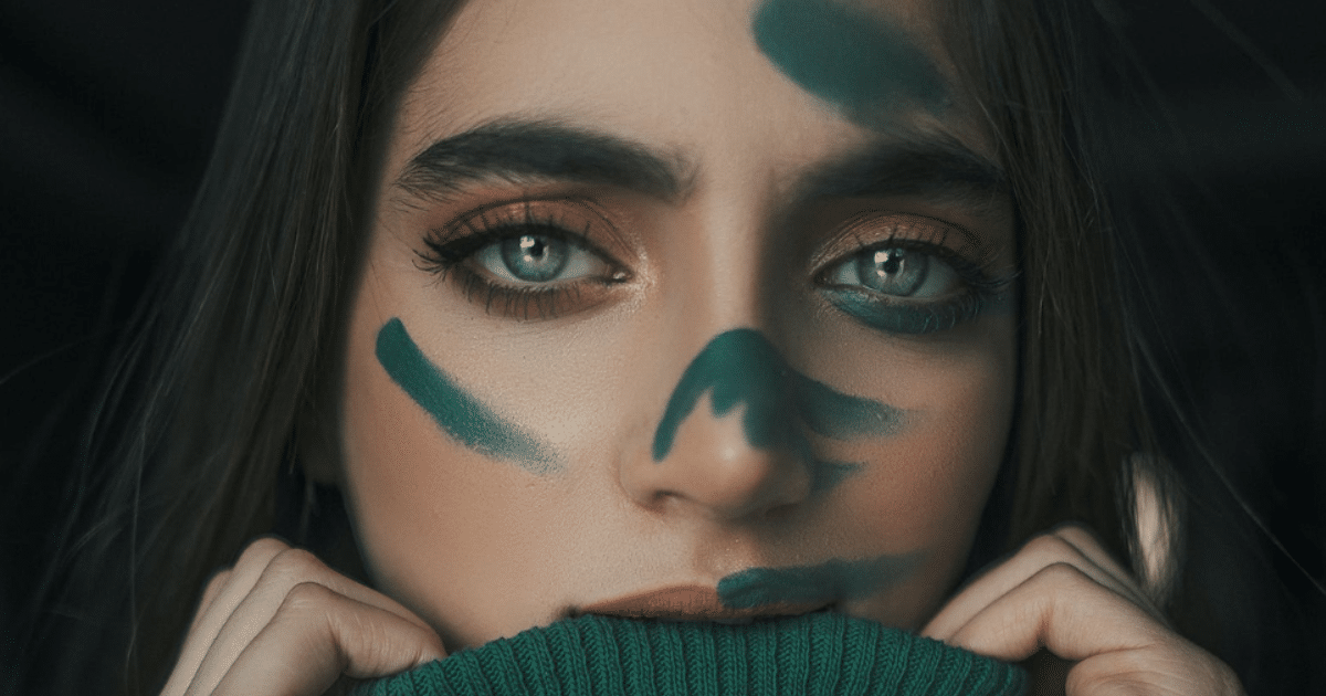 Portrait FB Portrait d'une femme au yeux verts et des tâches de peintures sur le visage